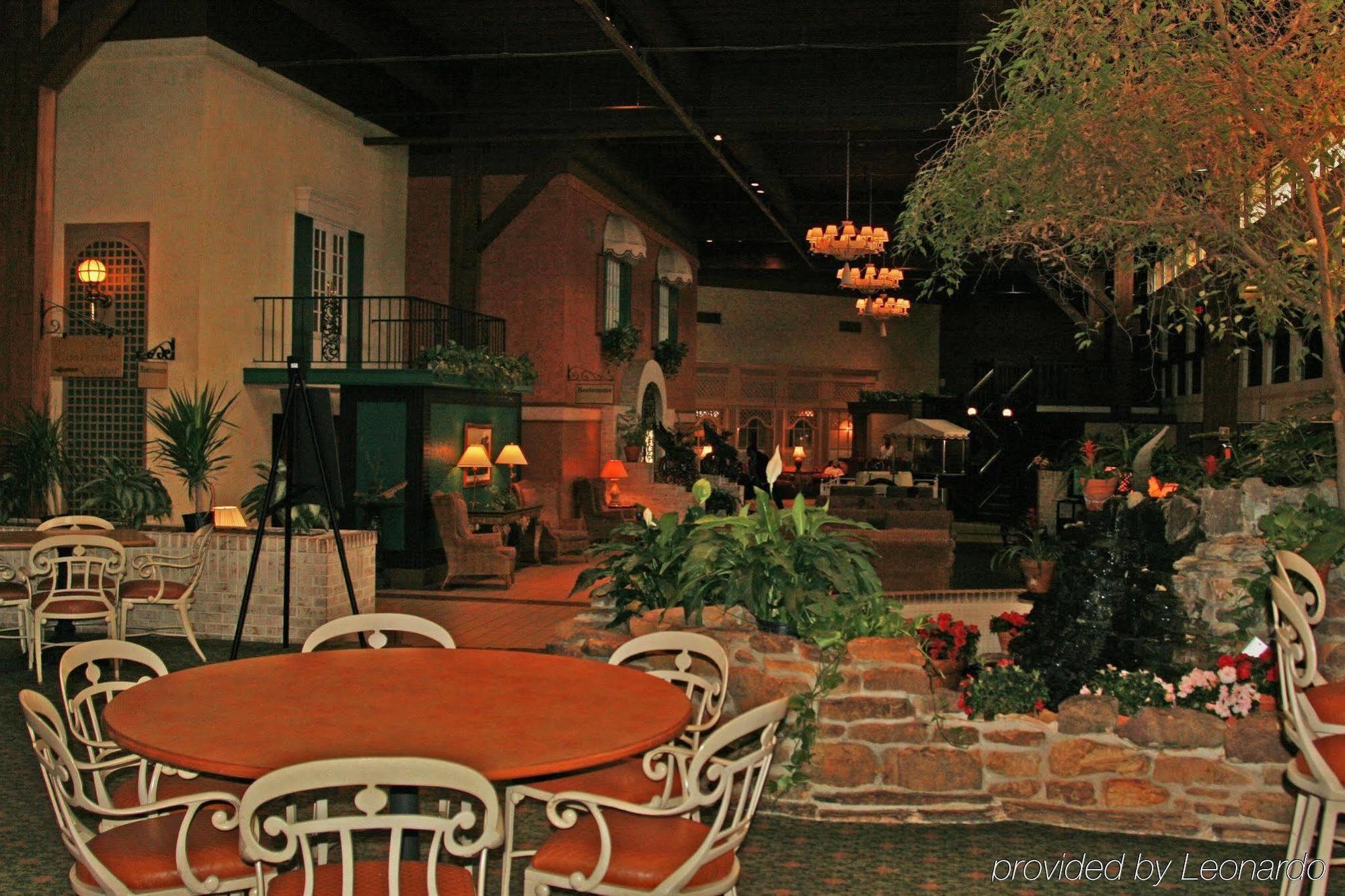Holiday Inn Perrysburg French Quarter Интерьер фото